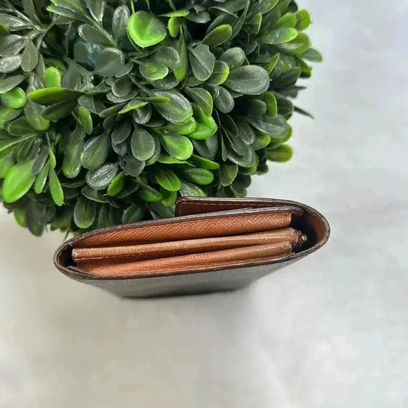 Louis Vuitton Porte Monnaie monogram Wallet - Picture 6 of 10